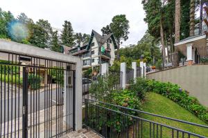 un portail en face d'une maison dans l'établissement Rosa Edifício Centro One, à Gramado