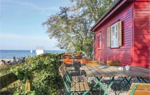 ツィローにあるStunning Home In Zierow Ot Poeler Drift With Saunaの海辺のピクニックテーブル付き赤い家