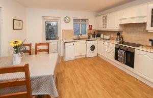 Kuchyň nebo kuchyňský kout v ubytování Two bedroom townhouse in the heart of Dungarvan