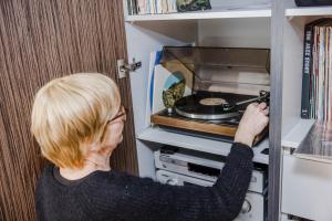 una mujer está poniendo una sartén en un horno en Viktoria Guesthouse en Westerlo