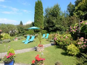 A garden outside Ferienwohnung Schellander Privatstrand