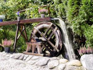 A garden outside Ferienwohnung Schellander Privatstrand