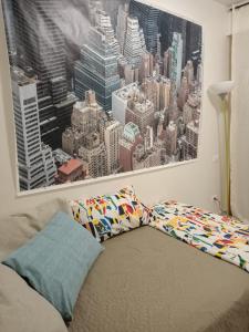 1 cama en una habitación con una foto de la ciudad en A casa di Frida & Mika - COMODO PUNTO DI SOSTA -, en Civita Castellana