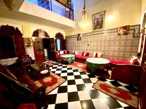 - un salon avec des canapés et un sol en damier dans l'établissement Riad Fattouma Kasba, à Marrakech