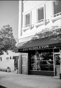 The Middleton Hotel في Graham: محل امام مبنى عليه لافته مكتوب عليها تعدد
