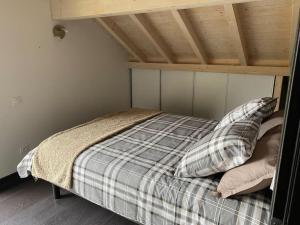 CHALET DUPLEX CHARMANT ENTRE LAC ET MONTAGNES 객실 침대