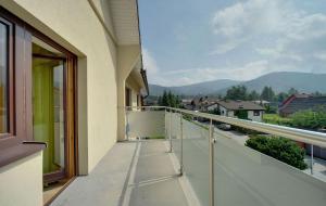 a balcony with a view of the mountains at Apartamenty Ogrodowa w centrum Ustronia - Dream Apart in Ustroń