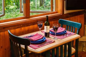 a table with a bottle of wine and two glasses at Love Ridge Mountain Lodging in Lyndhurst