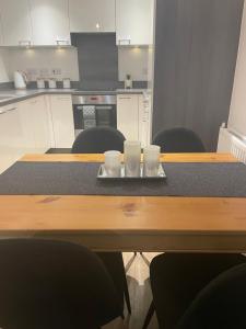 uma mesa com duas chávenas numa bandeja numa cozinha em Great 1Bed 10 mins from East Croydon with Free parking em Croydon