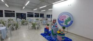 Chácara com Piscina-JundiaÍ SP في جوندياي: غرفة بها طاولات وكراسي بيضاء وغرفة بها طاولة
