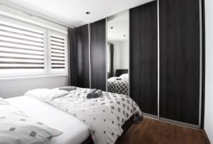 A bed or beds in a room at MK Apartment FREE Parking Még 23 kép