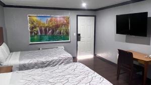 Televisyen dan/atau pusat hiburan di Anchorage Inn Lakeport