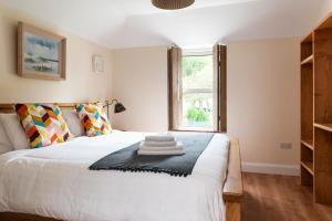 Postel nebo postele na pokoji v ubytování kylemore house boutique apartments - kylemore suite
