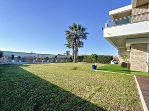 a yard in front of a house with a palm tree at Bed and Breakfast Summer Cascade Pequeno almoço incluido in Alvor