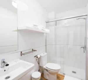A bathroom at Apartamentos Los Rosales