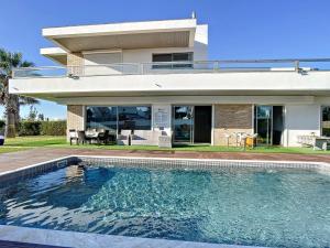 a house with a swimming pool in front of a house at Bed and Breakfast Summer Cascade Pequeno almoço incluido in Alvor