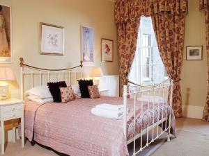 sypialnia z łóżkiem i oknem w obiekcie 1 Bellevue Terrace w Edynburgu