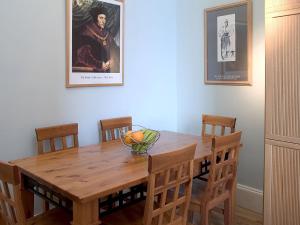 einen Esstisch mit Stühlen und eine Obstschale darauf in der Unterkunft 1 Bellevue Terrace in Edinburgh