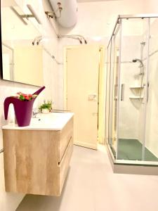 een badkamer met een wastafel en een douche bij Roma IceCream Apartment in Rome
