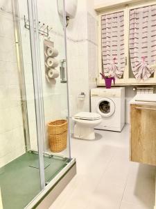 uma casa de banho com um chuveiro, um WC e um lavatório. em Roma IceCream Apartment em Roma