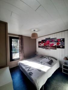 - une chambre avec un grand lit dans l'établissement Plénisud, à Pomérols