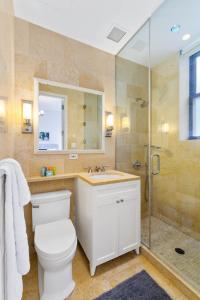 uma casa de banho com um WC branco e um chuveiro em National at 888 Sixth Avenue - Furnished Apartments em Nova York