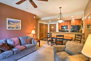- un salon avec un canapé et une table dans l'établissement Breckenridge Getaway with Patio and Resort Amenities!, à Breckenridge