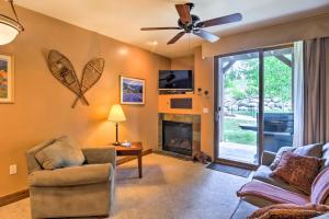 sala de estar con chimenea y ventilador de techo en Breckenridge Getaway with Patio and Resort Amenities!, en Breckenridge
