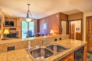 Φωτογραφία από το άλμπουμ του 4 Mi to Ski Summit County Condo with Resort Perks σε Breckenridge +19 φωτογραφίες