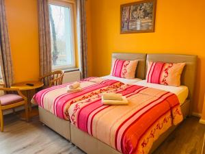 Postel nebo postele na pokoji v ubytování M&M Hotel - Wilhelmsburg