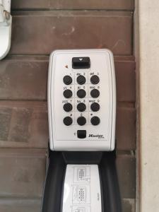 une télécommande est fixée à un mur de briques dans l'établissement Splendido appartamento in zona centrale, à Alexandrie