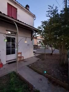 a street light in front of a house at Maison chaleureuse avec jardinet & parking gratuit in Eymet