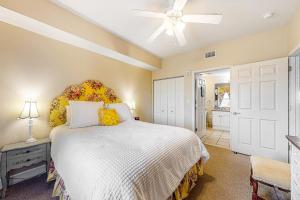 - une chambre avec un lit et un ventilateur de plafond dans l'établissement Seawind 605, à Gulf Shores