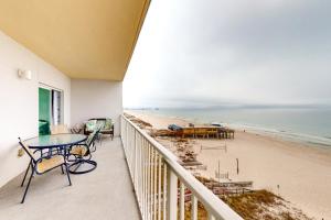 d'un balcon avec une table et une vue sur la plage. dans l'établissement Seawind 605, à Gulf Shores