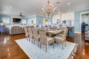 - une salle à manger et une cuisine avec une table et des chaises dans l'établissement Seaside Sanctuary, à Galveston