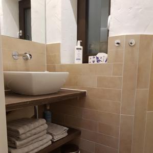 een badkamer met een wastafel, een spiegel en handdoeken bij Deutzer Freiheit in Keulen