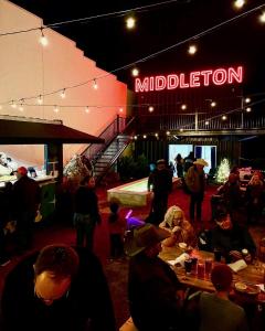 een groep mensen die aan een tafel in een kamer zitten bij The Middleton Hotel in Graham