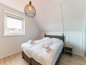 Postel nebo postele na pokoji v ubytování Holiday home near beach Gorishoek with sauna and bubble bath