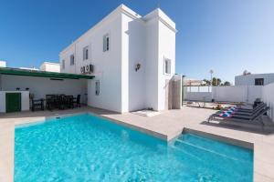 dom z basenem i patio w obiekcie Villa Togio 2 by Villa Plus w Puerto del Carmen