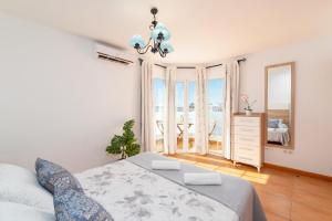 sypialnia z łóżkiem i widokiem na ocean w obiekcie Villa Togio 2 by Villa Plus w Puerto del Carmen +11 zdjęć