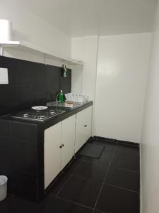 cocina con fogones y encimera en V&B Apartamento, en Bogotá