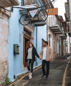 Um homem e uma mulher a andar numa rua em Lazaros Stonehouse em Lefkara