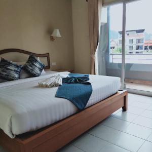 Postel nebo postele na pokoji v ubytování Lalisa Hotel Aonang