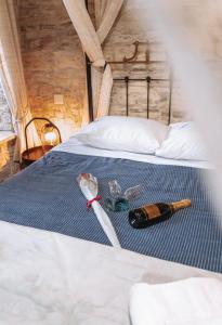 Bett mit einer Flasche Champagner und einem Löffel in der Unterkunft Lazaros Stonehouse in Pano Lefkara