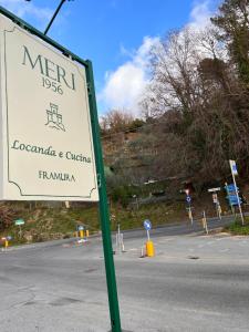 un cartello per un hotel sul lato di una strada di Hotel Meri 1956 Locanda e Cucina a Framura