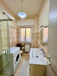 y baño con lavabo y lavadora. en Casa Riva Mare, en Riva Ligure