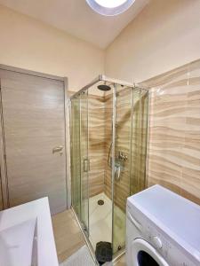 y baño con ducha y lavadora. en Casa Riva Mare, en Riva Ligure