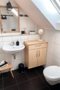 een kleine badkamer met een wastafel en een toilet bij Stilvolles kleines Ferienhaus mit Garten 