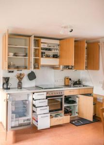 een keuken met houten kasten en een fornuis met oven bij Stilvolles kleines Ferienhaus mit Garten 