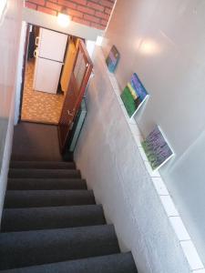 Blick auf eine Treppe in einem Gebäude in der Unterkunft Ett rums lägenhet med egen ingång, parkering in Örebro